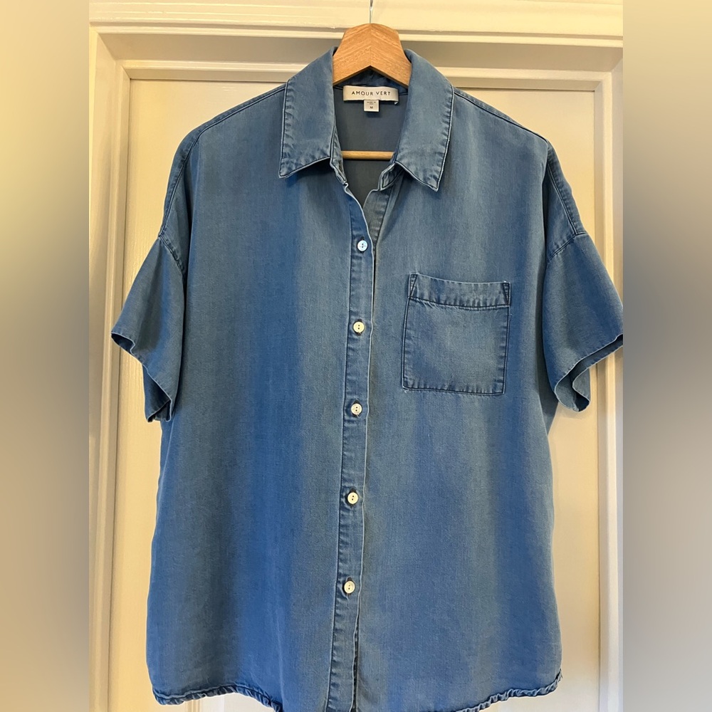 Amour Vert Denim Shirt, Short Sleeve, size Medium.